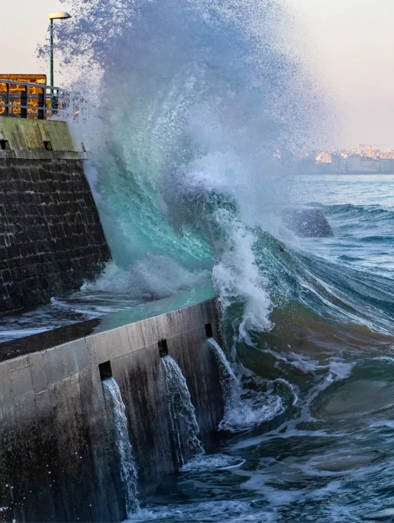 Grosse vague écrasement à marée haute Saint-Malo Bretagnge