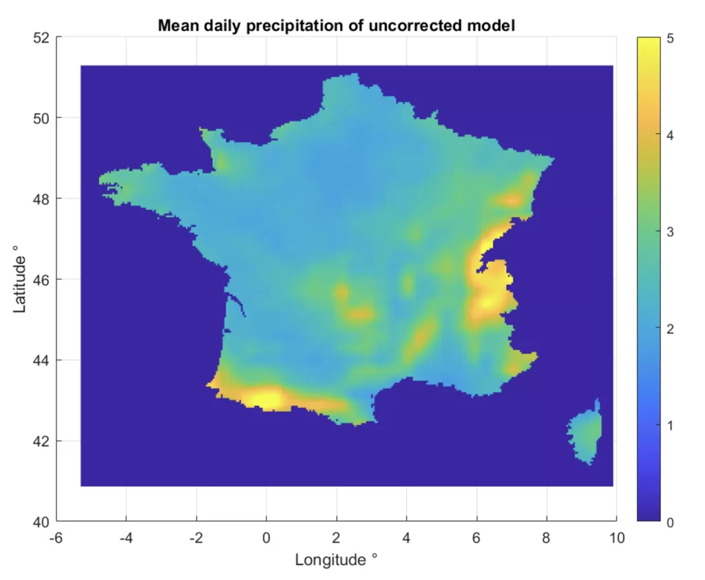Précipitation moyenne journalière simulée par le modèle climatique sur la France pour la période historique de référence.